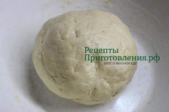 Основное песочное нижнее тесто замешиваем руками до образования колобка, который заворачиваем в пленку и убираем на час в холодильник Основное песочное нижнее тесто замешиваем руками до образования колобка, который заворачиваем в пленку и убираем на час в холодильник