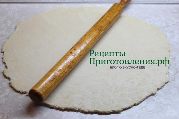 Раскатываем основное песочное тесто в блин диаметром немного превышающий размер сковороды Раскатываем основное песочное тесто в блин диаметром немного превышающий размер сковороды