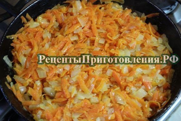 Лук с морковью обжарить до мягкости на рафинированном масле