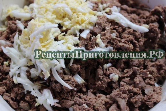 В тертую куриную печень добавить натертое на терке яйцо и перемешать