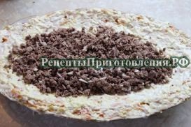 На слой из моркови с луком промазанный майонезом выложить вторую половину куриной печени и разровнять ровным слоем