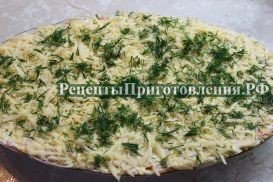 Салат с куриной печенью и сыром, приготовленный слоями сверху украсить зеленью укропа