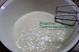Сметану растереть с сахаром до растворения