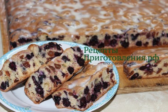 Вкусный пирог с черноплодной рябиной и изюмом - рецепт с фото