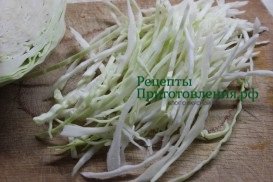 Белокочанную капусту нашинковать тонкой соломкой Белокочанную капусту нашинковать тонкой соломкой
