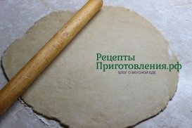 Раскатываю тесто в блин диаметром немного больше сковороды в которой будет готовится пирог Раскатываю тесто в блин диаметром немного больше сковороды в которой будет готовится пирог