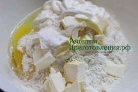 При приготовлении песочного теста для открытого пирога с творогом и изюмом понадобится: 350г муки, 60г маргарина, одно куриное яйцо, 75г сметаны, 30г сахара, щепотка соли и пол чайной ложки соды При приготовлении песочного теста для открытого пирога с творогом и изюмом понадобится: 350г муки, 60г маргарина, одно куриное яйцо, 75г сметаны, 30г сахара, щепотка соли и пол чайной ложки соды