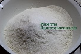Соединить муку, сахар, соль, соду и перемешать