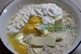 К муке с солью, сахаром и содой добавить сметану, яйца и масло