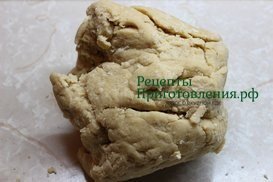 Готовим песочное тесто для пирогов руками на столешнице