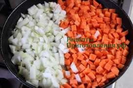 Репчатый лук крупно нашинковать, а морковь порезать кубиками