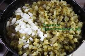 Репчатый лук и соленые огурцы порезать кубиками