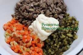 Все ингредиенты салата с куриной печенью, морковью и огурцами заправить майонезом и перемешать
