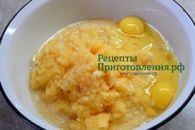 В измельченные овощи добавить куриные яйца В измельченные овощи добавить куриные яйца