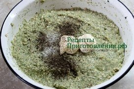 Добавить сметану или майонез, поперчить, посолить по вкусу, всыпать щепотку соды и перемешать Добавить сметану или майонез, поперчить, посолить по вкусу, всыпать щепотку соды и перемешать