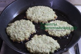 Разогреть масло в сковороде до шипения и ложкой порциями выложить тесто Разогреть масло в сковороде до шипения и ложкой порциями выложить тесто