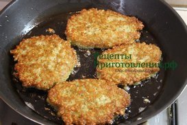 Оладьи из кабачков обжарить с двух сторон до золотистой корочки Оладьи из кабачков обжарить с двух сторон до золотистой корочки