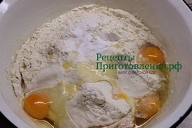 Всыпать муку, добавить яйца, соду и ванильный сахар