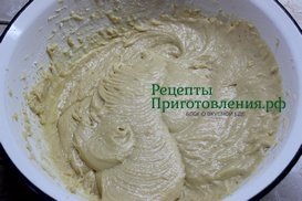 Замесить густое тесто для быстрго пирога