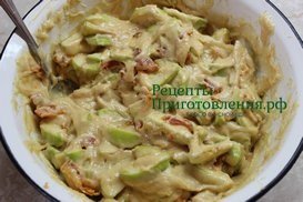 Тесто с яблоками и курагой равномерно перемешать