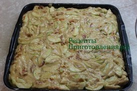 Тесто с яблоками и курагой разравниваем равномерно