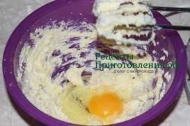 Добавить куриное яйцо к сахарно масляно лимонной массе