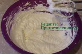 Пачку творога при помощи миксера растереть с сахаром и маслом с лимонной цедрой
