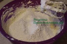 Добавить муку и пищевую соду