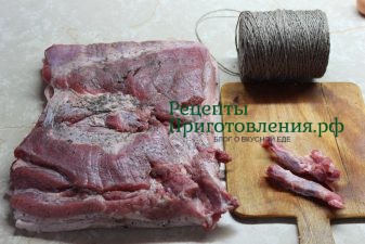 Свиную грудинку натереть солью и молотым перцем, предварительно удалив косточки Свиную грудинку натереть солью и молотым перцем, предварительно удалив косточки