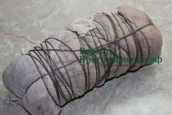 Просоленную свиную грудинку скрутить в рулет, перетянуть марлей и перевязать нитками Просоленную свиную грудинку скрутить в рулет, перетянуть марлей и перевязать нитками