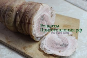 Рулет из свиной грудинки после охлаждения хорошо нарезается на ровные ломтики Рулет из свиной грудинки после охлаждения хорошо нарезается на ровные ломтики