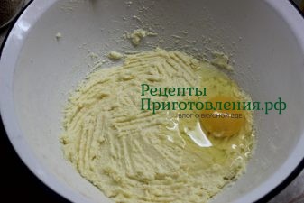 В маслянно сахарную массу добавить яйцо