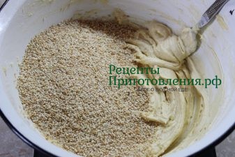 К тесту добавить обжаренные кунжутные семечки