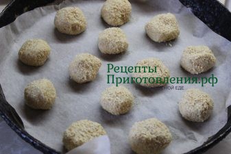 Из охлажденного теста скатать шарики и выложить на бумагу для запекания