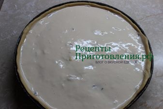 Начинку пирога с картошкой и грибами залить жидким заливным тестом и отправить в разогретую до 190 градусов духовку на час 