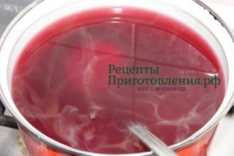 Отвар из ягод крыжовника процеживаю через марлю и отжимаю сок Отвар из ягод крыжовника процеживаю через марлю и отжимаю сок