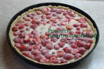 Открытый пирог с крыжовником и клубникой отправляю в духовку разогретую до 190 градусов Открытый пирог с крыжовником и клубникой отправляю в духовку разогретую до 190 градусов