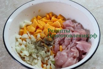 Тыкву и курицу порезать кубиками. Лук крупно нашинковать и припустить до мягкости на растительном масле Тыкву и курицу порезать кубиками. Лук крупно нашинковать и припустить до мягкости на растительном масле