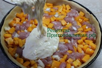 Заливное тесто выложить поверх начинки пирога Заливное тесто выложить поверх начинки пирога
