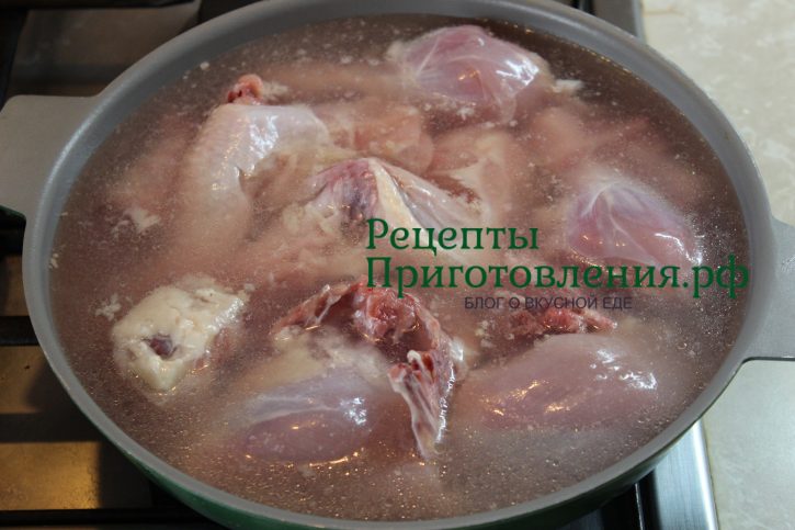 Кусочки курицы залить горячей водой Кусочки курицы залить горячей водой