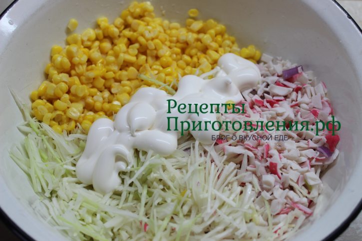  Салат с капустой, крабовыми палочками и кукурузой заправить майонезом