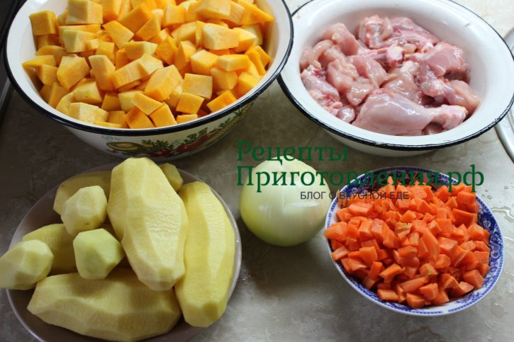 Для приготовления понадобится тыква, курица, картофель, лук и морковь