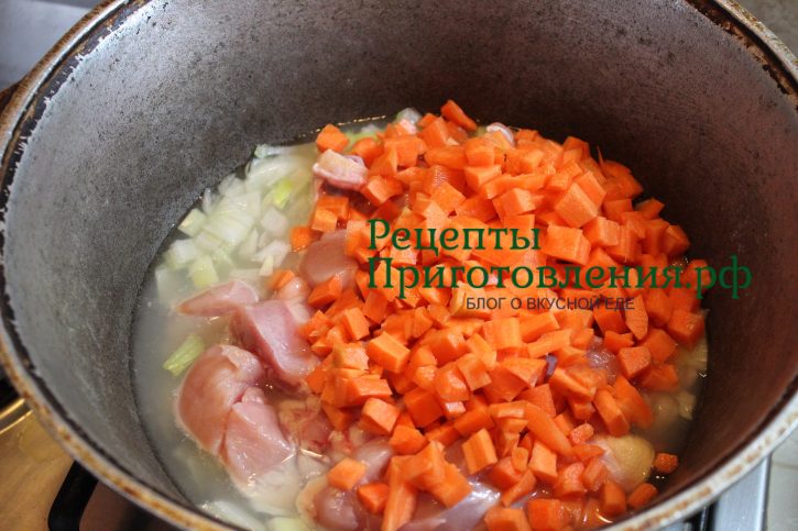 Добавить морковь порезанную кубиками