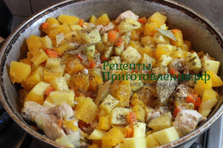 Поперчить, положить лавровые листья, посолить по вкусу, перемешать и тушить блюдо до полной готовности