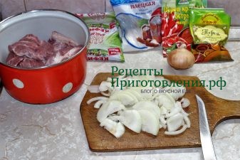 Репчатый лук порезать полу кольцами или кольцами